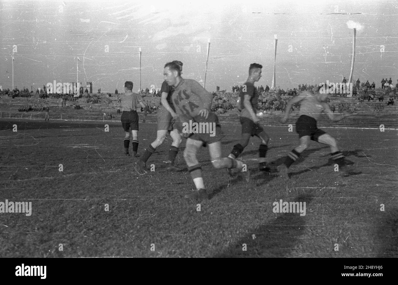 Varsovie, 1946-09-22.Pierwsze Mistrzostwa Wojska Polskiego na stadionie Wojskowego Klubu Sportowego Legia W dniach 22-27 wrzeœnia 1946 r.W zawodach wziê³o udzia³ 2800 ¿o³nierzy, podoficerów i oficerów.NZ. Mecz pi³ki rêcznej. Comme PAP/Stanis³aw D¹browieckiVarsovie, le 24 septembre 1946.Les 1ers championnats de l'armée polonaise se sont tenus au stade du Legia Sports Club du 22 au 27 septembre 1946.2,800 soldats, officiers non commandés et officiers ont pris part au concours.Photo: Un match de handball. Comme PAP/Stanislaw Dabrowiecki Banque D'Images
