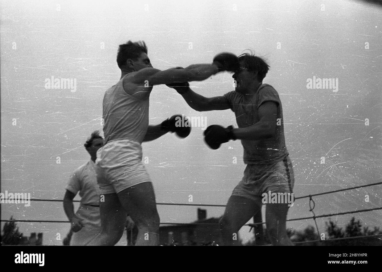 Varsovie, 1946-09-24.Pierwsze Mistrzostwa Wojska Polskiego na stadionie Wojskowego Klubu Sportowego Legia W dniach 22-27 wrzeœnia 1946 r.W zawodach wziê³o udzia³ 2800 ¿o³nierzy, podoficerów i oficerów.NZ. Zawodnicy podczas walki bokserskiej. Comme PAP/Stanis³aw D¹browieckiVarsovie, le 24 septembre 1946.Les 1ers championnats de l'armée polonaise se sont tenus au stade du Legia Sports Club du 22 au 27 septembre 1946.2,800 soldats, officiers non commandés et officiers ont pris part au concours.Photo : un combat de boxe. Comme PAP/Stanislaw Dabrowiecki Banque D'Images