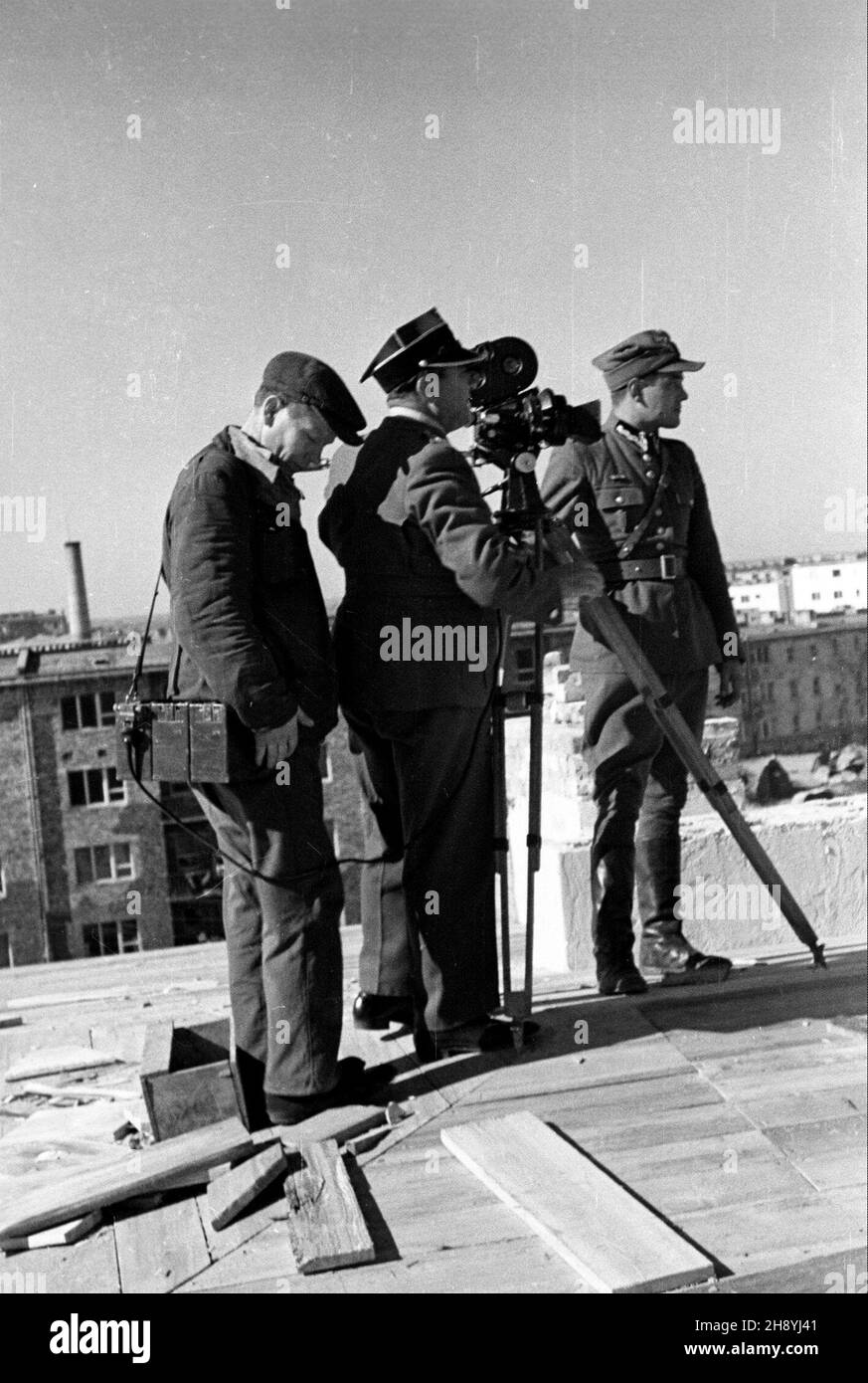 Varsovie, 1946-10.Ekipa filmowa rejestruje prace przy budowie osiedla na Muranowie. po/gr PAP/Jerzy BaranowskiVarsovie, octobre 1946.Une équipe de cinéma enregistre la construction d'une colonie à Muranow. po/gr PAP/Jerzy Baranowski Banque D'Images