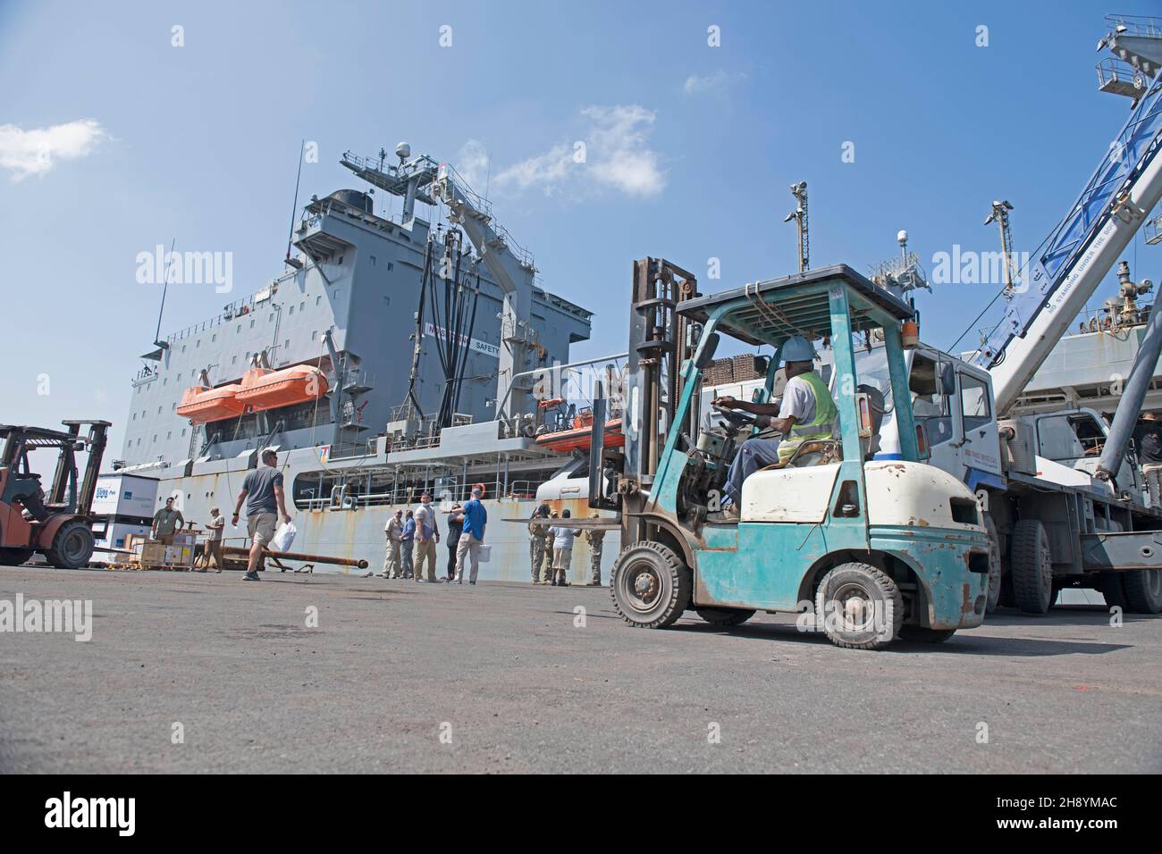 PORT DE DJIBOUTI, Djibouti (nov29, 2021) – le lubrificateur de ravitaillement de la flotte de la classe Henry J. Kaiser USNS Kanawha (T-AO-196) est assis au bord du quai lors d'une visite de soutien et de logistique au port de Djibouti, le 29 novembre 2021.Kanahha est déployé dans la zone d'opérations de la 5e flotte des États-Unis à l'appui des opérations navales afin d'assurer la stabilité et la sécurité maritimes dans la région centrale, reliant la Méditerranée et le Pacifique à travers l'océan Indien occidental et les points d'étranglement stratégiques.Camp Lemonnier, Djibouti sert de base expéditionnaire pour les forces militaires américaines fournissant un soutien aux navires, l'avion A. Banque D'Images