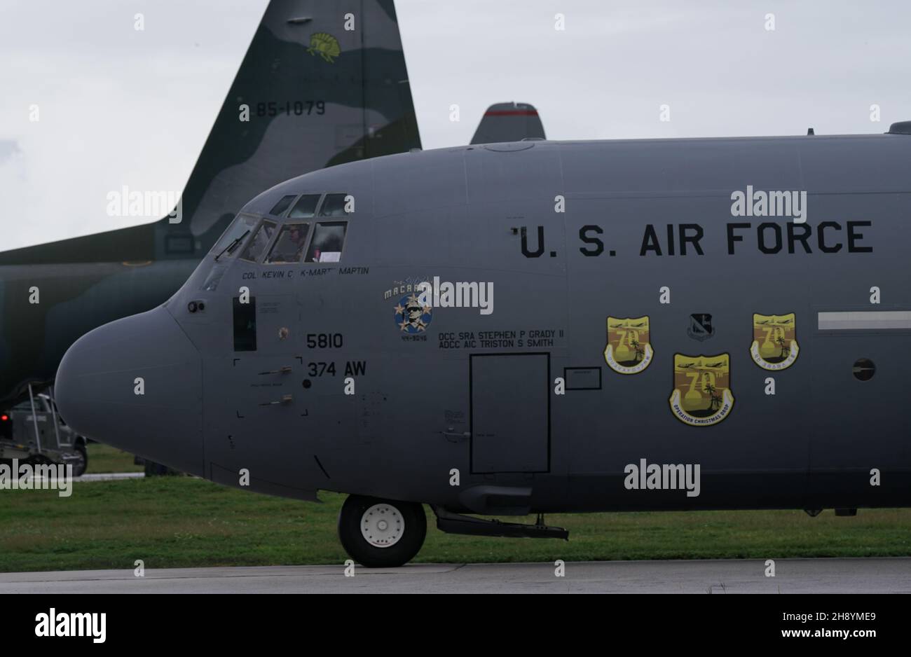 Un Super Hercules C-130J de la Force aérienne des États-Unis affecté au 36e Escadron de transport aérien, déployé à partir de la base aérienne de Yokota, au Japon, arrive à la base aérienne d'Andersen, à Guam, en préparation de l'opération Christmas Drop, le 1er décembre 2021.OCD est la plus longue opération de transport aérien humanitaire du ministère de la Défense.La tradition a commencé pendant la saison de Noël en 1952, quand un équipage d'aviateur B-29 Superfortress a vu des habitants de l'île de Kapingamarangi, à 3,500 milles au sud-ouest d'Hawaï.Dans l'esprit de Noël, l'équipage a laissé tomber un paquet de fournitures attaché à un parachute aux îles belo Banque D'Images
