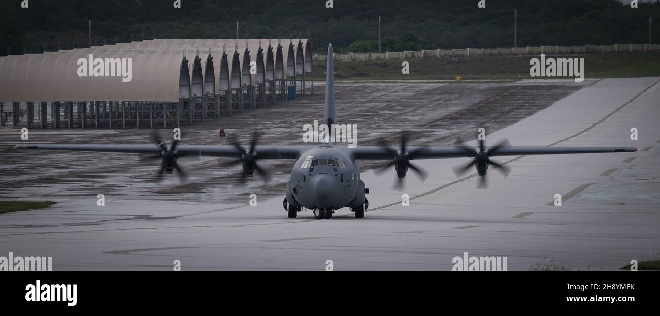 Un Super Hercules C-130J de la Force aérienne des États-Unis affecté au 36e Escadron de transport aérien, déployé à partir de la base aérienne de Yokota, au Japon, arrive à la base aérienne d'Andersen, à Guam, en préparation de l'opération Christmas Drop, le 1er décembre 2021.L'effort international permettra aux aviateurs des Forces aériennes du Pacifique de la 36e Escadre, Andersen AFB, Guam; la 15e Escadre de la base conjointe Pearl Harbor-Hickam, Hawaii;Et la 374e Escadre de transport aérien de la base aérienne de Yokota, au Japon, pour travailler avec les pays partenaires afin d'exécuter des gouttes d'air d'entraînement à faible coût et à basse altitude, un événement de formation critique améliorant l'interopérabilité et la communication pour les futurs réels Banque D'Images