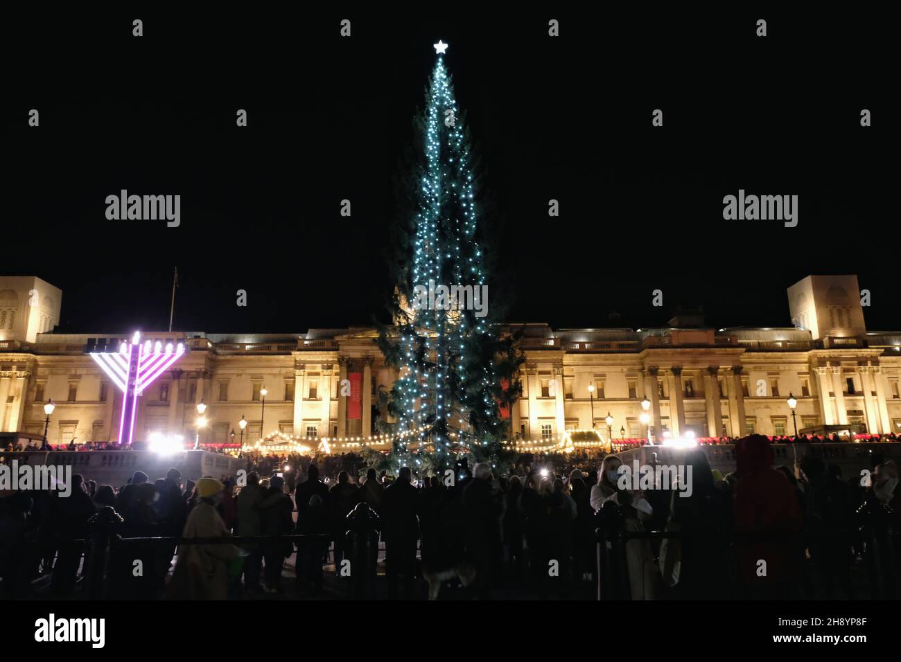 Londres, Royaume-Uni, Londres, Royaume-Uni, 2 décembre,2021, l'éclairage de l'arbre de Noël de Trafalgar Square a eu lieu avec des centaines de spectateurs lors d'une cérémonie annuelle qui a lieu depuis 1947.L'épinette de 24m de haut, a été nourrie par les forestiers de Norweigan et a été donnée à remercier la Grande-Bretagne pour le soutien militaire pendant la Seconde Guerre mondiale et comme un symbole de l'amitié continue entre les pays de Norvège.Crédit : 11ème heure de Phorographie/Alamy Live News Banque D'Images
