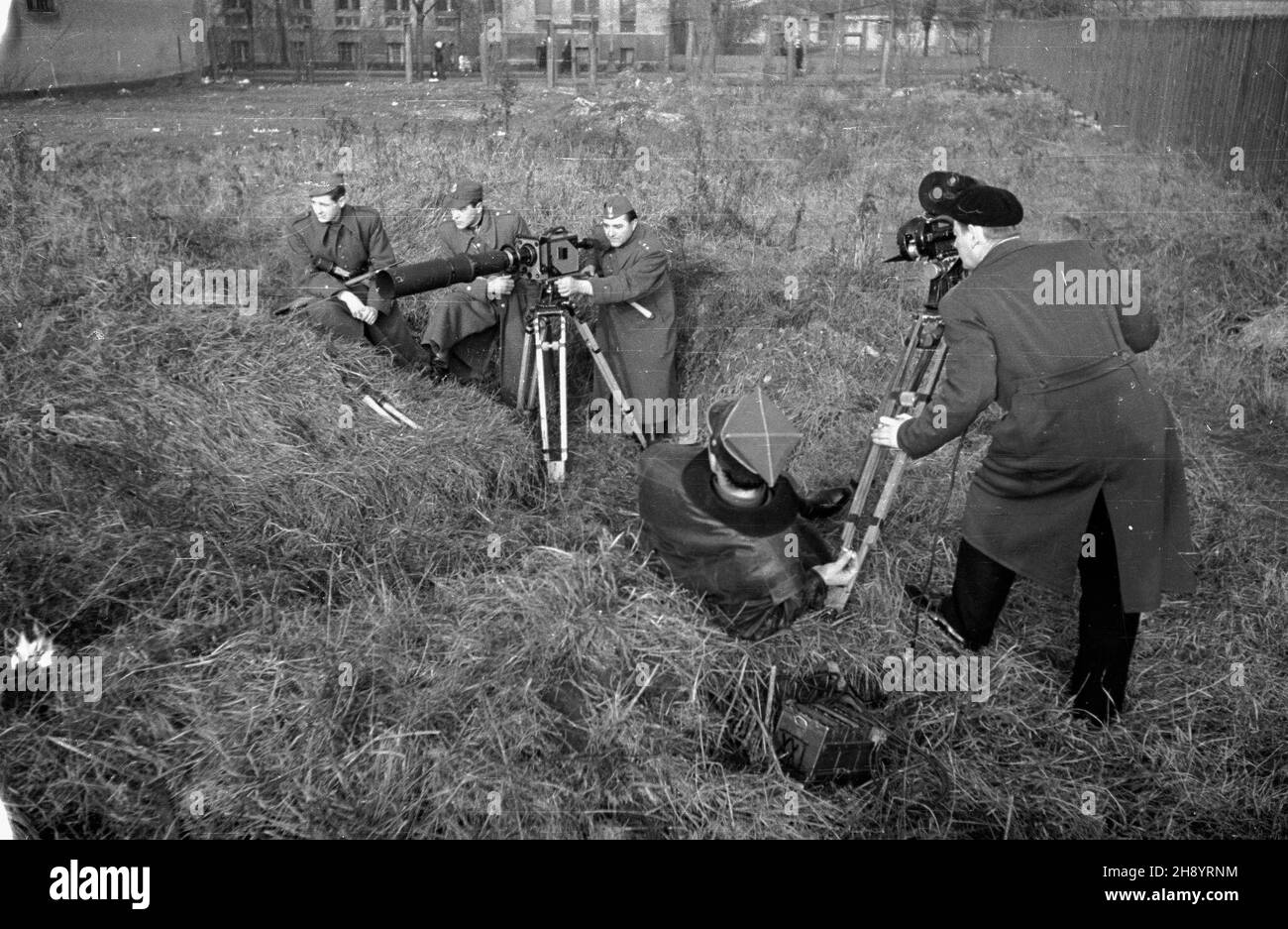 Polska, 1946-11.Æwiczenia wojskowe na poligonie.NZ.æwiczenia w strzelaniu do oddalonego celu.Widoczna luneta teleskopowa o du¿ej mocy s³u¿¹ca do stenwdzania celnoœci strza³ów.Z prawej opérateur Polskiej Kroniki Filmowej. mb PAP/Stanis³aw Urbanowicz Dok³adny dzieñ wydarzenia nieustalony.Pologne, novembre 1946.Exercices militaires sur un terrain d'entraînement.Photo : exercices de prise de vue sur de longues distances.Au premier plan, un télescope puissant utilisé pour vérifier la précision du tir.Sur la droite Polish Newsreel cameraman. mb PAP/Stanislaw Urbanowicz Banque D'Images