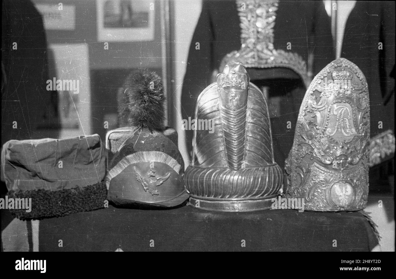 Varsovie, 1946-11.Muzeum Wojska Polskiego.NZ. Ekspozycja mundurów z okresu Ksiêstwa Warszawskiego i Królestwa Polskiego. mb PAP/Stanis³aw D¹browiecki Dok³adny dzieñ wydarzenia nieustalony.Varsovie, novembre 1946.Musée de l'armée polonaise.Photo : exposition des uniformes de l'époque du duché de Varsovie et du Royaume de Pologne. mb PAP/Stanislaw Dabrowiecki Banque D'Images