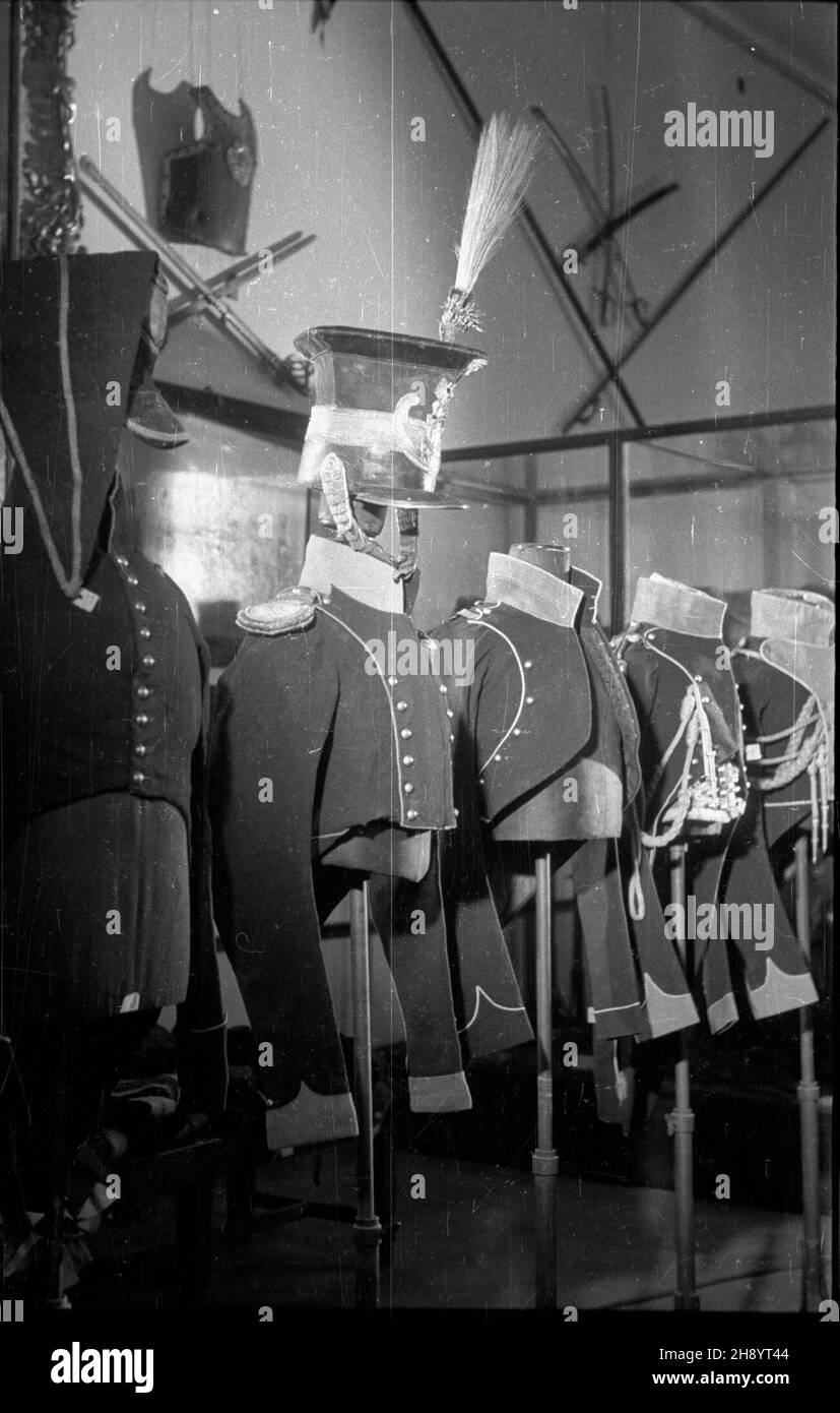 Varsovie, 1946-11.Muzeum Wojska Polskiego.NZ. Ekspozycja mundurów z okresu Ksiêstwa Warszawskiego i Królestwa Polskiego. mb PAP/Stanis³aw D¹browiecki Dok³adny dzieñ wydarzenia nieustalony.Varsovie, novembre 1946.Musée de l'armée polonaise.Photo : exposition des uniformes de l'époque du duché de Varsovie et du Royaume de Pologne. mb PAP/Stanislaw Dabrowiecki Banque D'Images