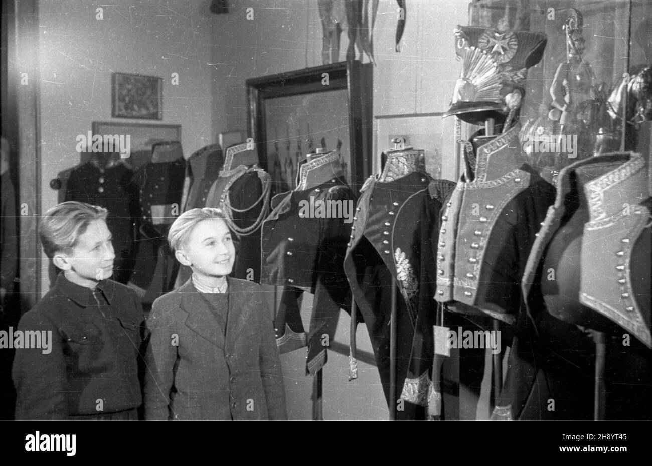 Varsovie, 1946-11.Muzeum Wojska Polskiego.NZ. Ekspozycja mundurów z okresu Ksiêstwa Warszawskiego i Królestwa Polskiego. mb PAP/Stanis³aw D¹browiecki Dok³adny dzieñ wydarzenia nieustalony.Varsovie, novembre 1946.Musée de l'armée polonaise.Photo : exposition des uniformes de l'époque du duché de Varsovie et du Royaume de Pologne. mb PAP/Stanislaw Dabrowiecki Banque D'Images