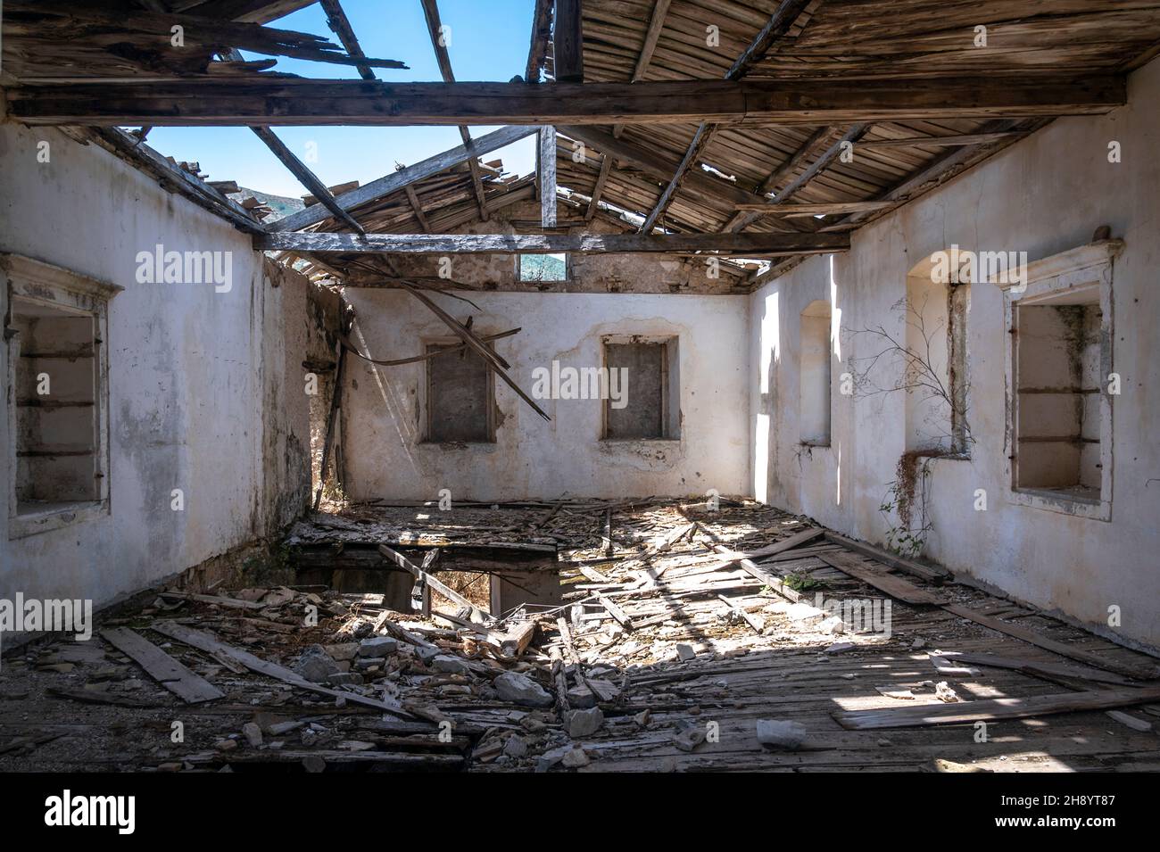 Deuxième étage détérioré d'une maison dans la vieille Perithia, Corfou, Grèce Banque D'Images