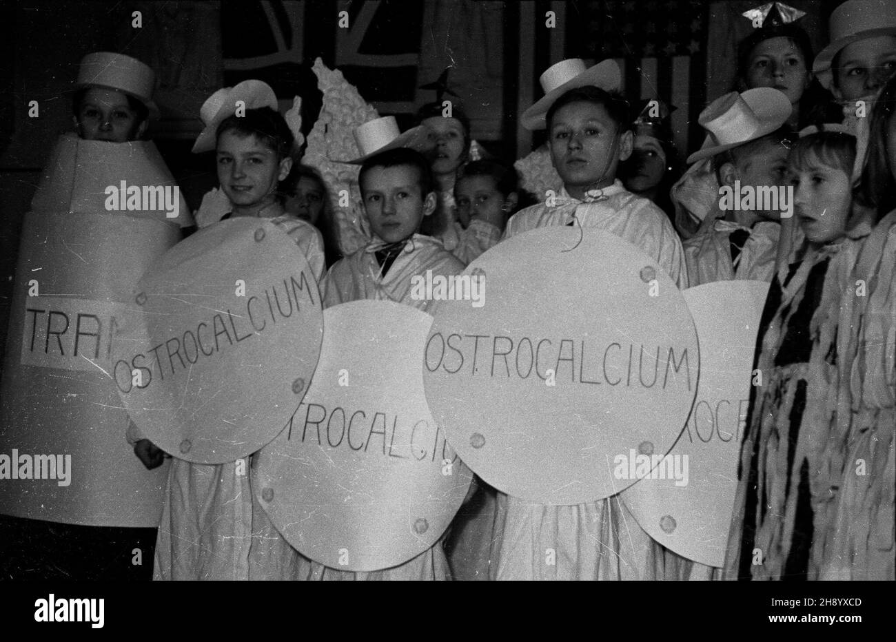 Varsovie, 1946-12.Wigilia dla najbiedniejszych dzieci zorganizowana przez Miejski Wydzia³ Opieki nad Matk¹ i Dzieckiem W teatrze Roma W Warszawie.NZ. Wystêp dzieci W przedstawieniu choinkowym. RD PAP/Jerzy Baranowski Dok³adny dzieñ wydarzenia nieustalony.Varsovie, décembre 1946.La veille de Noël pour les enfants les plus pauvres organisée par le Département municipal de la protection de la mère et de l'enfant au Théâtre ROM de Varsovie.Photo : enfants participant à un spectacle de Noël. RD PAP/Jerzy Baranowski Banque D'Images