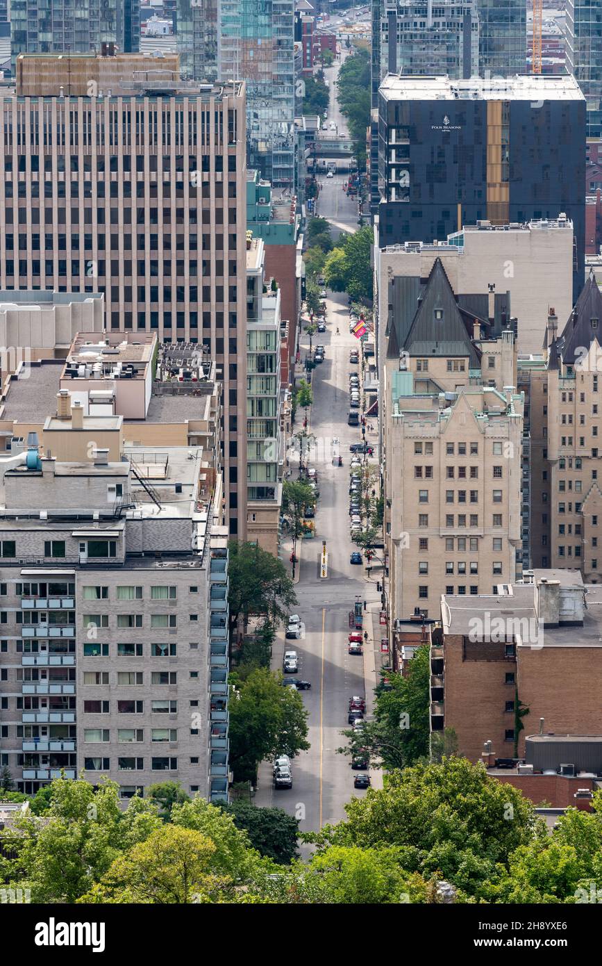 Montréal, Québec, Canada – 14 août 2021 – vue sur le centre-ville de Montréal depuis le belvédère Kondiaronk du parc du Mont-Royal. Banque D'Images