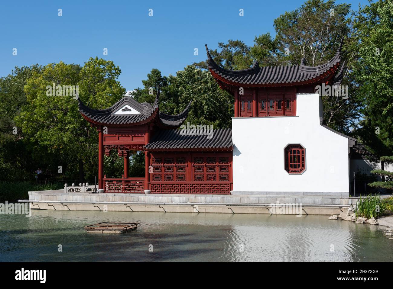 Montréal, Québec, Canada – 14 août 2021 – Pavillon de style chinois du jardin botanique de Montréal en été ensoleillé. Banque D'Images