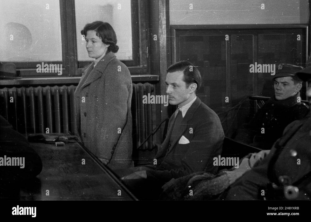 Varsovie, 1946-12-23.Proces hrabiostwa Andrzeja i Marii Potockich skazanych na 8 i 6 lat wiêzienia za próbê ucieczki i wywozu z Polski dzie³ sztuki, tocz¹cy siê W Wojskowym S¹dzie Rejonowym przy ulicy Leszno.NZ. Zeznaje oskar¿ona Maria Potocka. RD PAP/ChmielewskiVarsovie, le 23 décembre 1946.Un procès contre le comte et la comtesse Andrzej et Maria Potocki condamnés à huit et six ans de prison pour une tentative de fuir et de retirer des œuvres d'art de Pologne.Le procès a eu lieu au tribunal militaire de district sur la rue Leszno.Photo : témoignage de Maria Potocka Banque D'Images