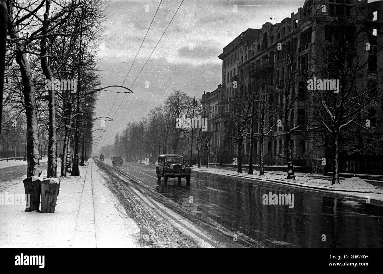 Varsovie, 1947-01.Aleja Stalina (Aleje Ujazdowskie) W stronê po³udniow¹, z prawej róg ul.Fryderyka Chopina . bb/gr PAP/Jerzy BaranowskiVarsovie, janvier 1947.Le 8 Stalina Avenue (maintenant Ujazdowskie Avenue) menant vers le sud, de la droite un coin de la rue Chopina. bb/gr PAP/Jerzy Baranowski Banque D'Images