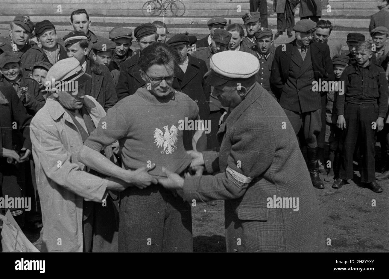 Varsovie, 1947.Mistrz Polski na rok 1947 otrzymuje W wyœcigu kolarskim na prze³aj koszulkê z or³em. gr PAP Dok³adny miesi¹c i dzieñ wydarzenia nieustalone.Varsovie, 1947.Le champion de cyclisme de Pologne 1947 reçoit un T-shirt avec l'Aigle (symbole national de la Pologne). gr PAP Banque D'Images