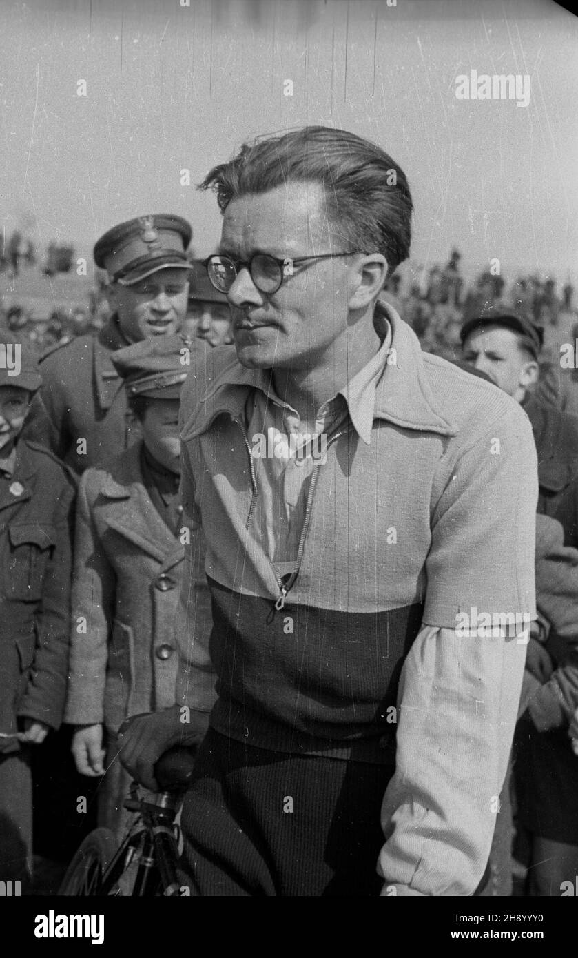 Varsovie, 1947.Kolarz, który pierwszy przekroczy³ metê i zosta³ Mistrzem Polski na rok 1947 W wyœcigu na prze³aj. gr PAP Dok³adny miesi¹c i dzieñ wydarzenia nieustalone.Varsovie, 1947.Champion de course cycliste de Pologne en 1947. gr PAP Banque D'Images