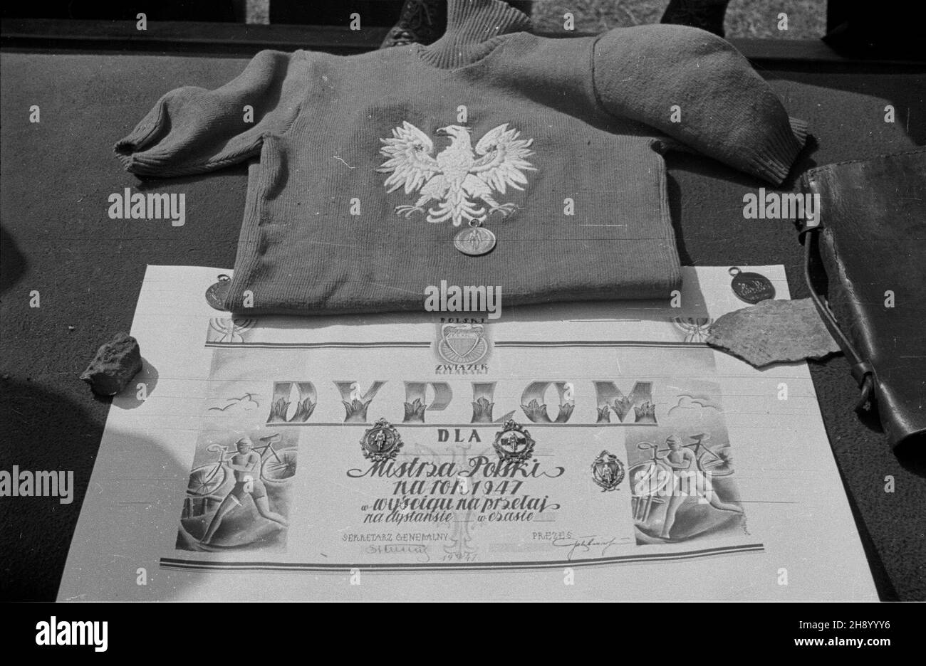 Varsovie, 1947.Dyplom i koszulka dla Mistrza Polski na rok 1947 W wyœcigu kolarskim na prze³aj. gr PAP Dok³adny miesi¹c i dzieñ wydarzenia nieustalone.Varsovie, 1947.Le diplôme et le T-shirt du champion de course cycliste de Pologne en 1947. gr PAP Banque D'Images