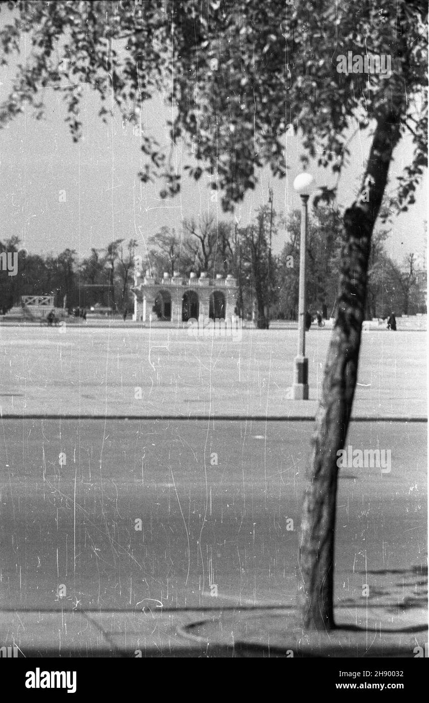 Warszawa, 1947 ans, wiosna.Plac Zwyciêstwa z fragmentem Pa³acu Saskiego - Grobem Nieznanego ¯o³nierza, po uporz¹dkowaniu. bb/pp PAPVarsovie, printemps 1947.La place Zwyciestwa (victoire) et un fragment du Palais Saski avec la tombe du Soldat inconnu après enlèvement des décombres. bb/pp PAP Banque D'Images