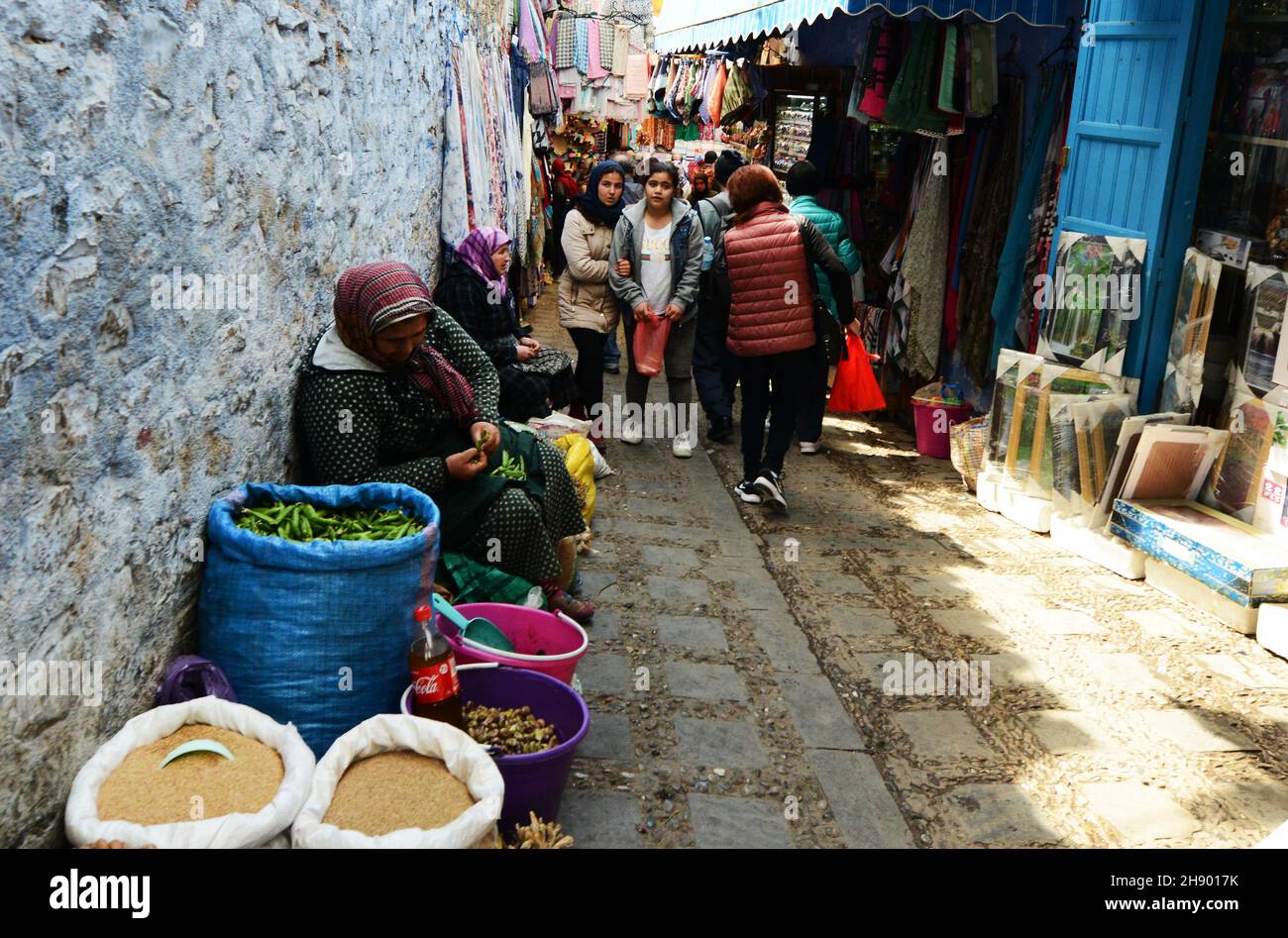 Le marché haut en couleur de la médina de Chefchaouen, au Maroc. Banque D'Images