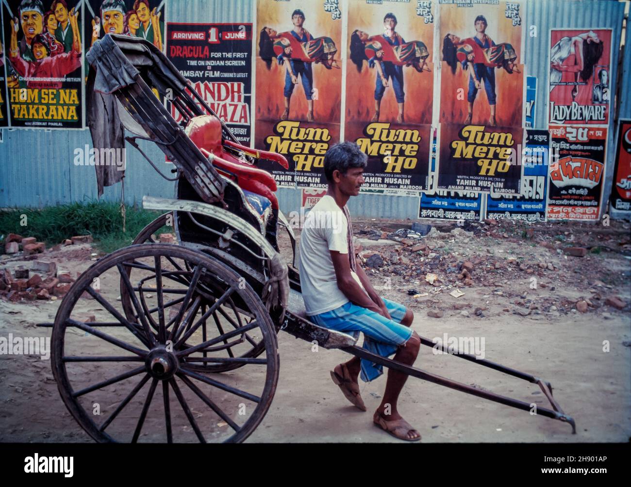 11 11 2020 photo d'époque de l'homme reposant cent ans de sueur, de labeur et de service public : pousse-pousse tiré à la main de Kolkata Bengale occidental Inde Banque D'Images