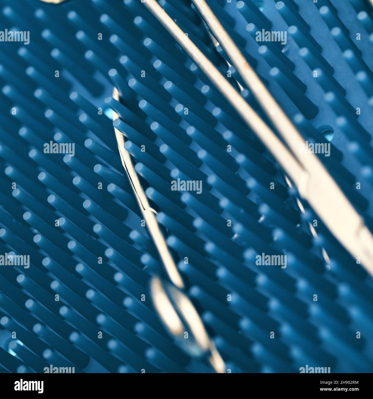Outils chirurgicaux stériles sur le tapis de silicone. Banque D'Images