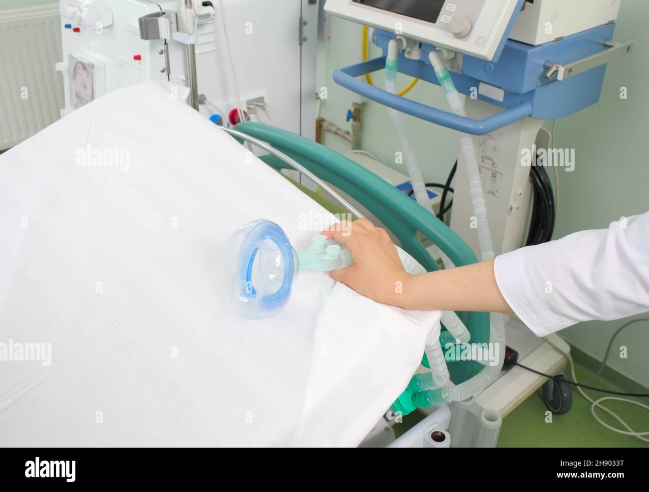 Femme passant de gaz prête à l'admission du patient après l'opération dans la salle de récupération. Banque D'Images