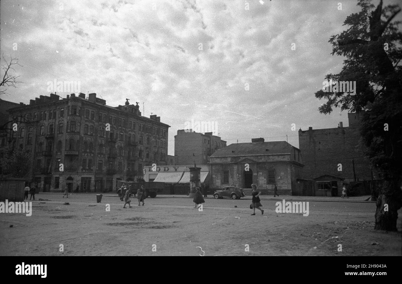 Varsovie, 1947.Plac przy ulicy Jagielloñskiej (na placu W latach 1948-1949 wybudowano kino Praha), z lewej skrzy¿owanie z ulic¹ Stefana Okrzei. wb/gr PAP Dok³adny miesi¹c i dzieñ wydarzenia nieustalone.Varsovie, 1947.Une place sur la rue Jagiellonska (le cinéma Praha a été construit ici en 1948-1949), sur la gauche la jonction avec la rue Stefana Okrzei. wb/gr PAP Banque D'Images