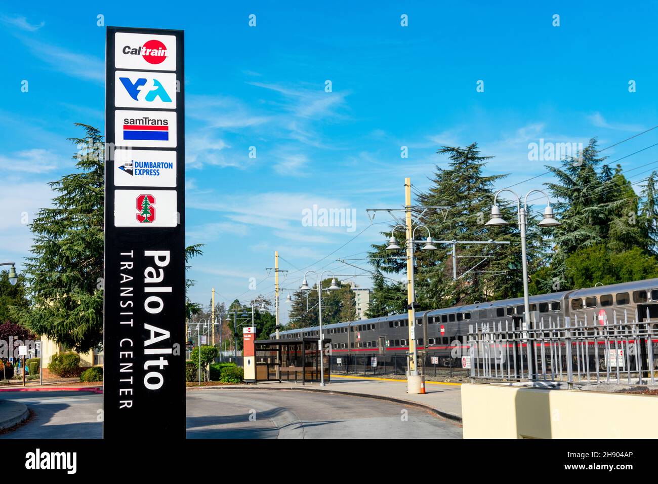 Vue extérieure du centre de transit Palo Alto.Panneau indiquant les noms des services de transport en commun - SamTrans, Caltrain, VTA, Dumbarton Express Banque D'Images