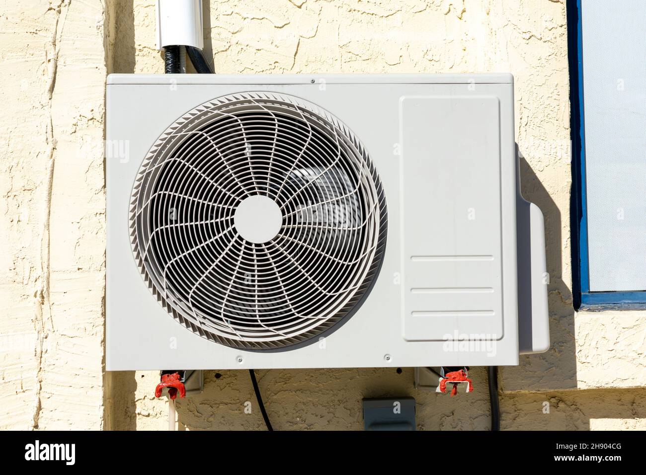 Condenseur extérieur du climatiseur installé sur la façade du mur du bâtiment.Gros plan Banque D'Images