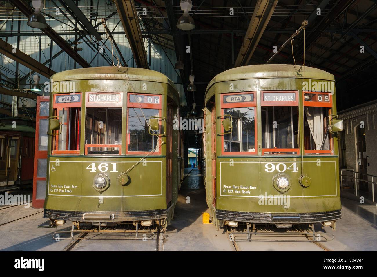 LA NOUVELLE-ORLÉANS, LA, États-Unis - 2 DÉCEMBRE 2021 : deux tramways de la ligne St. Charles dans la rue car Barn sur Willow Street Banque D'Images