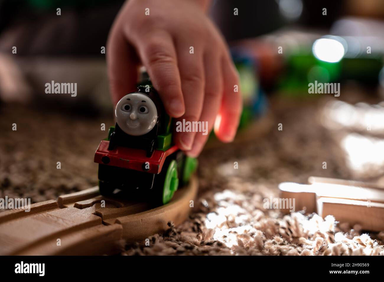 Tiffin, Iowa, Etats-Unis - 3.2021: Petit garçon jouant avec un modèle Thomas le train.Thomas est un jouet populaire sur le thème du chemin de fer pour enfants. Banque D'Images