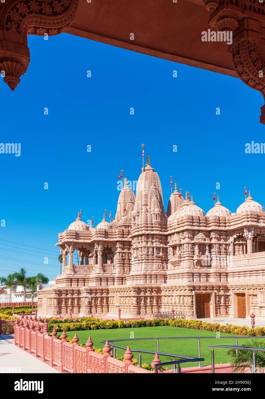 BAPS Shri Swaminarayan Mandir un complexe de temples hindous, vue extérieure de la façade en pierre sculptée du Mandir - Chino Hills, Californie, Etats-Unis - 2021 Banque D'Images