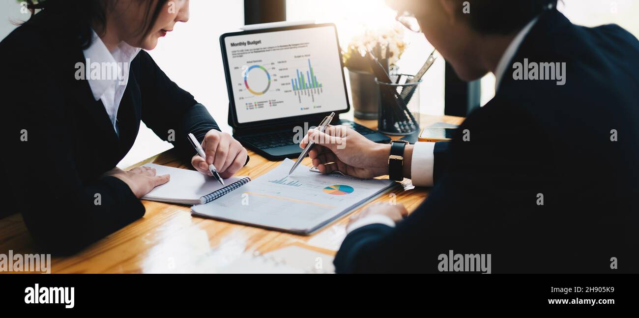 Réunion des gens d'affaires pour discuter de la situation sur le marché.Analyse des données marketing pour le lancement d'un nouveau projet commercial Banque D'Images