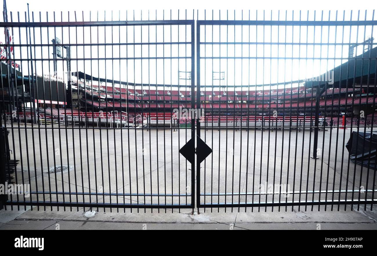 St. Louis, États-Unis.02e décembre 2021.Les portes sont fermées et le bâtiment vide au stade Busch le jeudi 2 décembre 2021.La convention collective de la Major League Baseball a expiré le 1er décembre 2021, ce qui en fait la première fois depuis 1994 que la date limite est passée sans qu'une nouvelle convention soit conclue.La ligue a maintenant bloqué les joueurs.Photo par Bill Greenblatt/UPI crédit: UPI/Alay Live News Banque D'Images