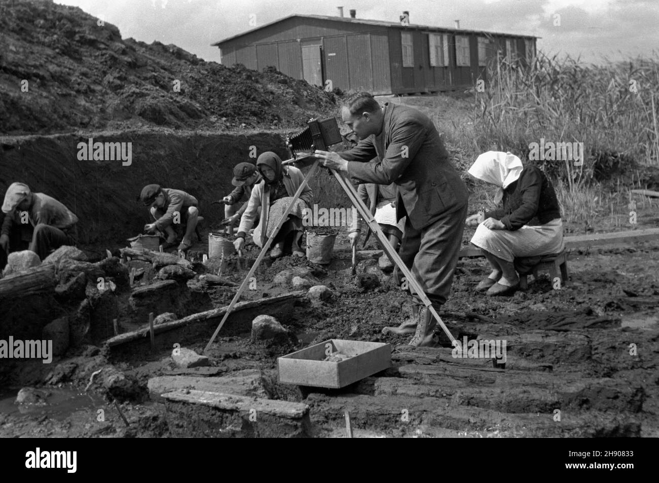 Biskupin, 1947.Prace archeologiczne na terenie drewnianej osady obronnej z prze³omu epoki br¹zu i ¿elaza (750-600 p.n.e. kultura ³u¿ycka) nad Jeziorem Biskupiñskim.NZ. Ekipa Przedsiêbiorstwa Pañstwowego film Polski na terenie wykopalk. bb/mgs PAP Dok³adny miesi¹c i dzieñ wydarzenia nieustalone.Biskupin, 1947.La colonie fortifiée en bois fondée au tournant des époques de bronze et de fer (750-600 av. J.-C., la culture dite Luzyce).Les travaux archéologiques y ont commencé en 1933.Photo: Film polonais cameramen au site d'excavation. bb/mgs PAP Banque D'Images