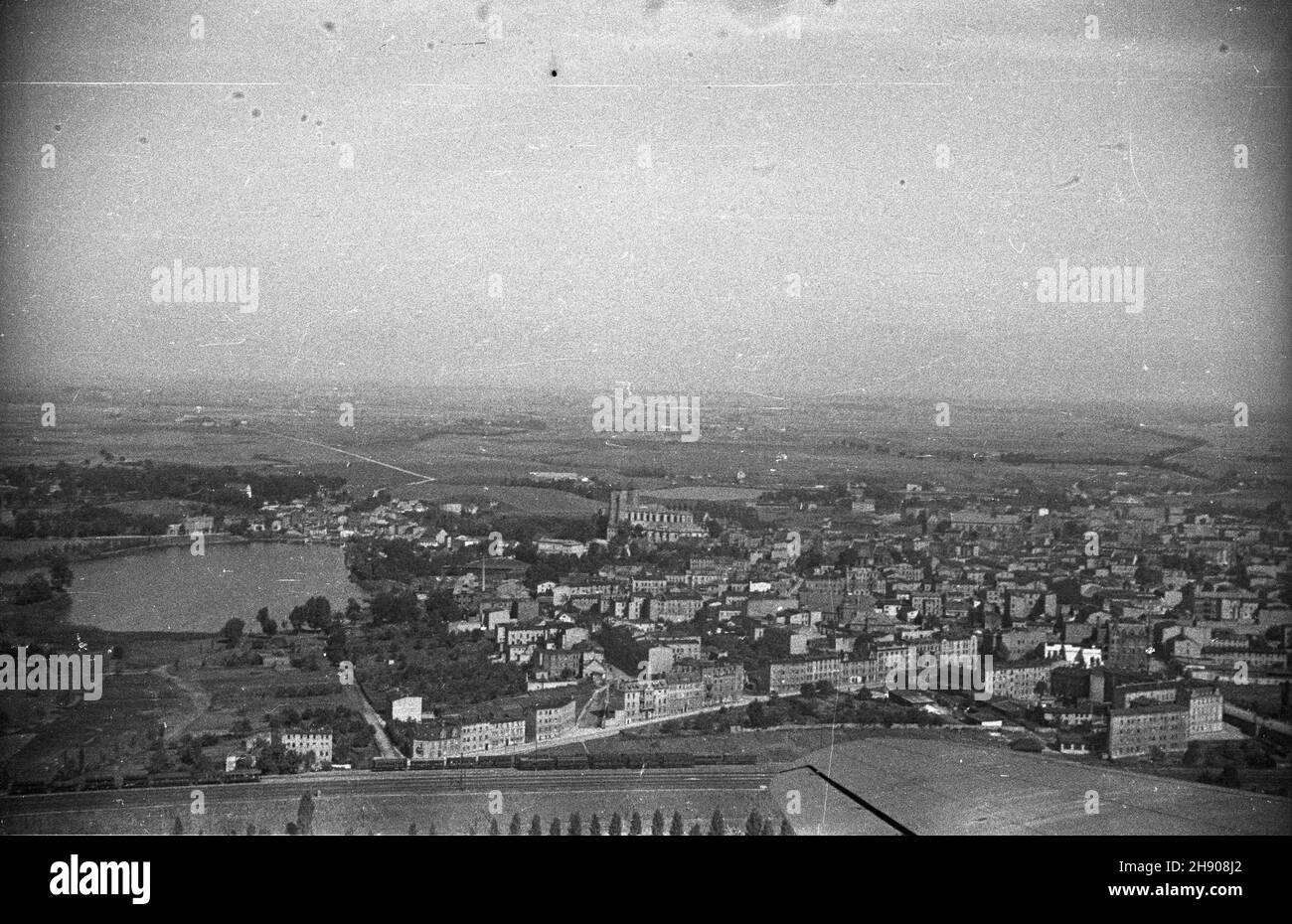 Gniezno, 1947.Widok lotniczy miasta od strony zachodniej; W Centrum widoczna katedra gnieŸnieñska na Wzgórzy Lecha, gotycki koœció³ pw.Wniebowziêcia Najœwiêtszej Maryi Panny. bb/mgs PAP Dok³adny miesi¹c i dzieñ wydarzenia nieustalone.Gniezno, 1947.Vue panoramique sur la ville depuis l'ouest ; au centre de la cathédrale Gniezno de Lech Wzgorze, une église gothique. bb/mgs PAP Banque D'Images