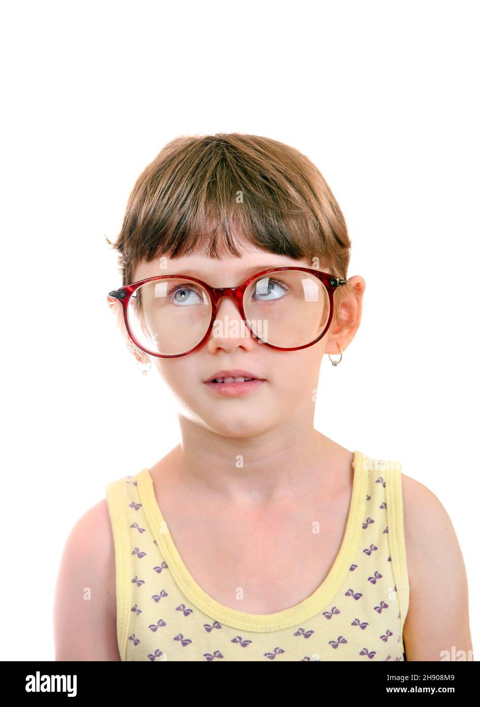 Petite fille dans les lunettes isolé sur le fond blanc Banque D'Images