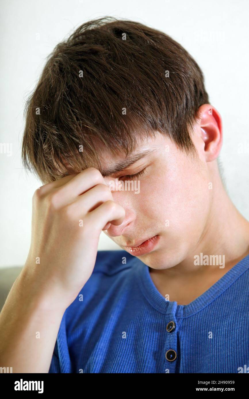 Triste jeune homme Portrait à la maison de près Banque D'Images