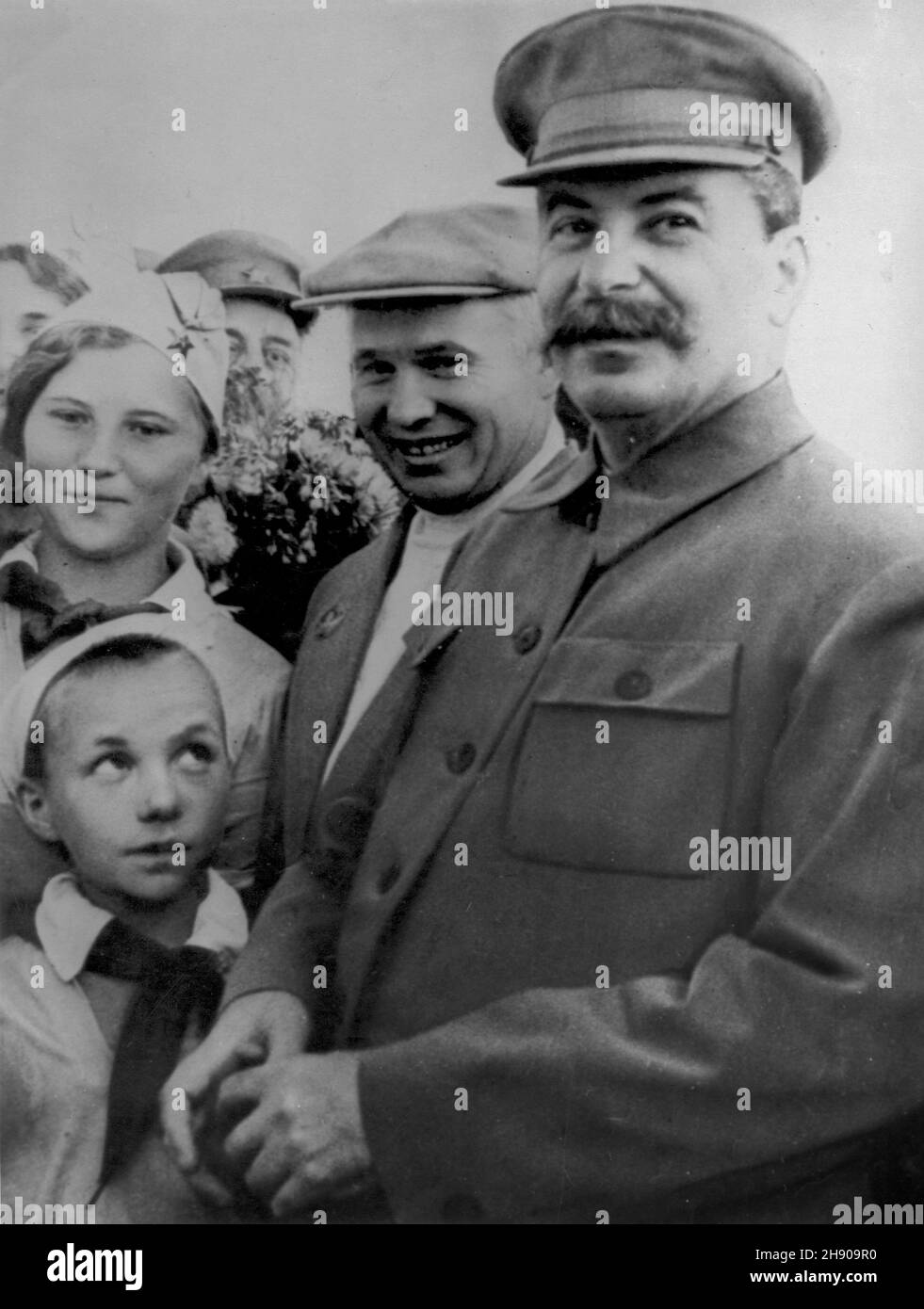 RUSSIE - vers 1938 - Nikita Kruchtchev et Joseph Staline sur une promenade quelque part dans l'ex-URSS vers 1938 - photo: Geopix Banque D'Images