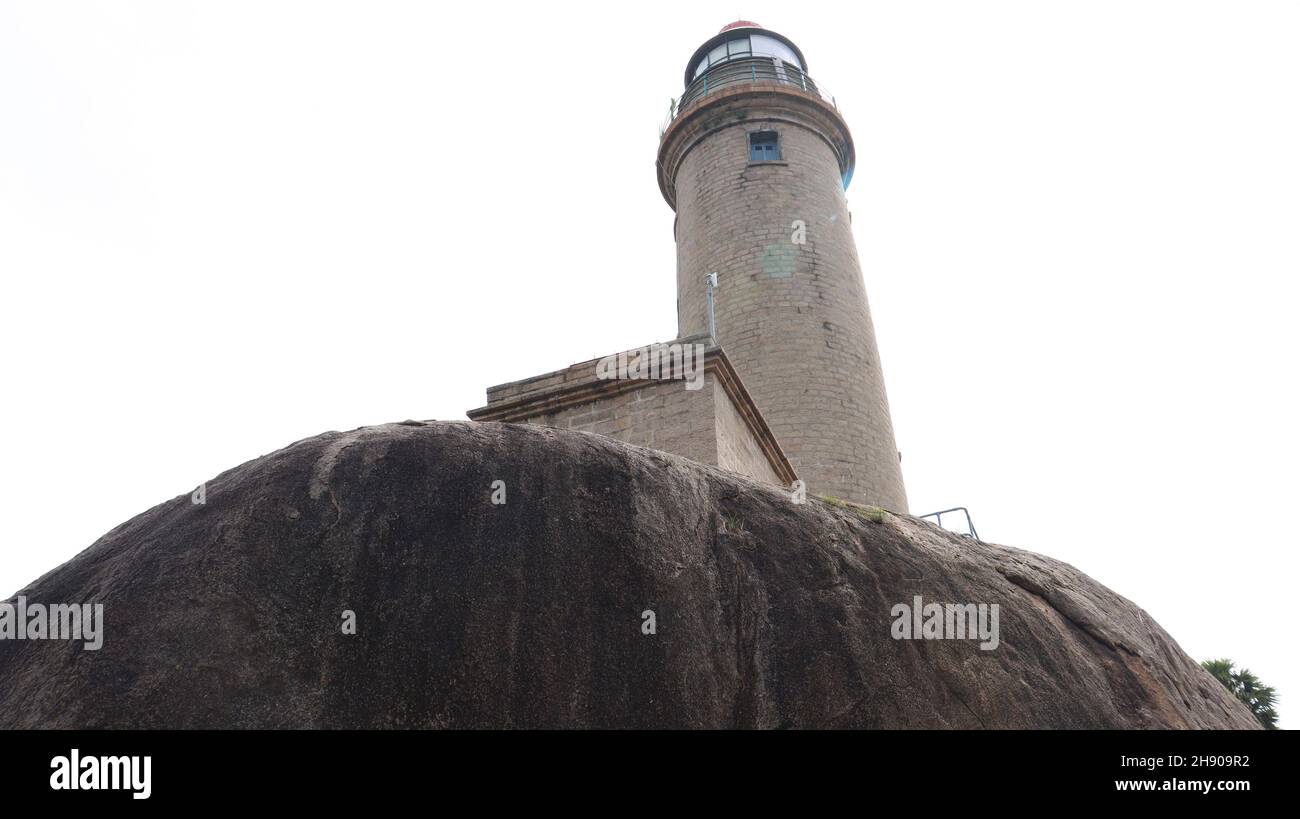Vue prise de dessous le phare de Mahabalipuram Banque D'Images