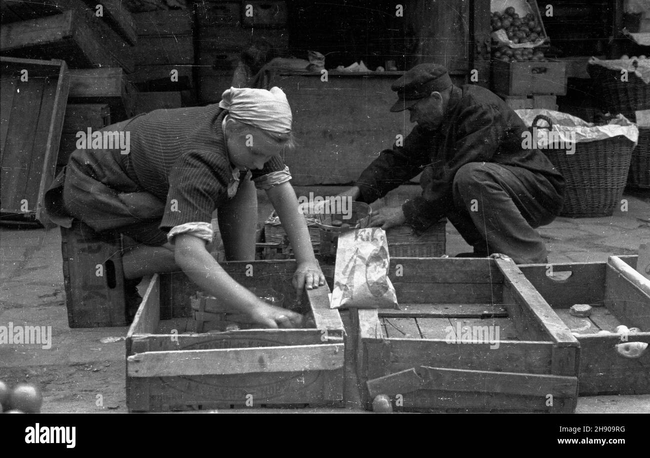 Varsovie, 1947.Dziedziniec Hali Koszyki (ul.Koszykowa 63). bb/mgs PAP Dok³adny miesi¹c i dzieñ wydarzenia nieustalone.Varsovie, 1947.La cour du marché couvert de Koszyki (63 rue Koszykowa). bb/mgs PAP Banque D'Images