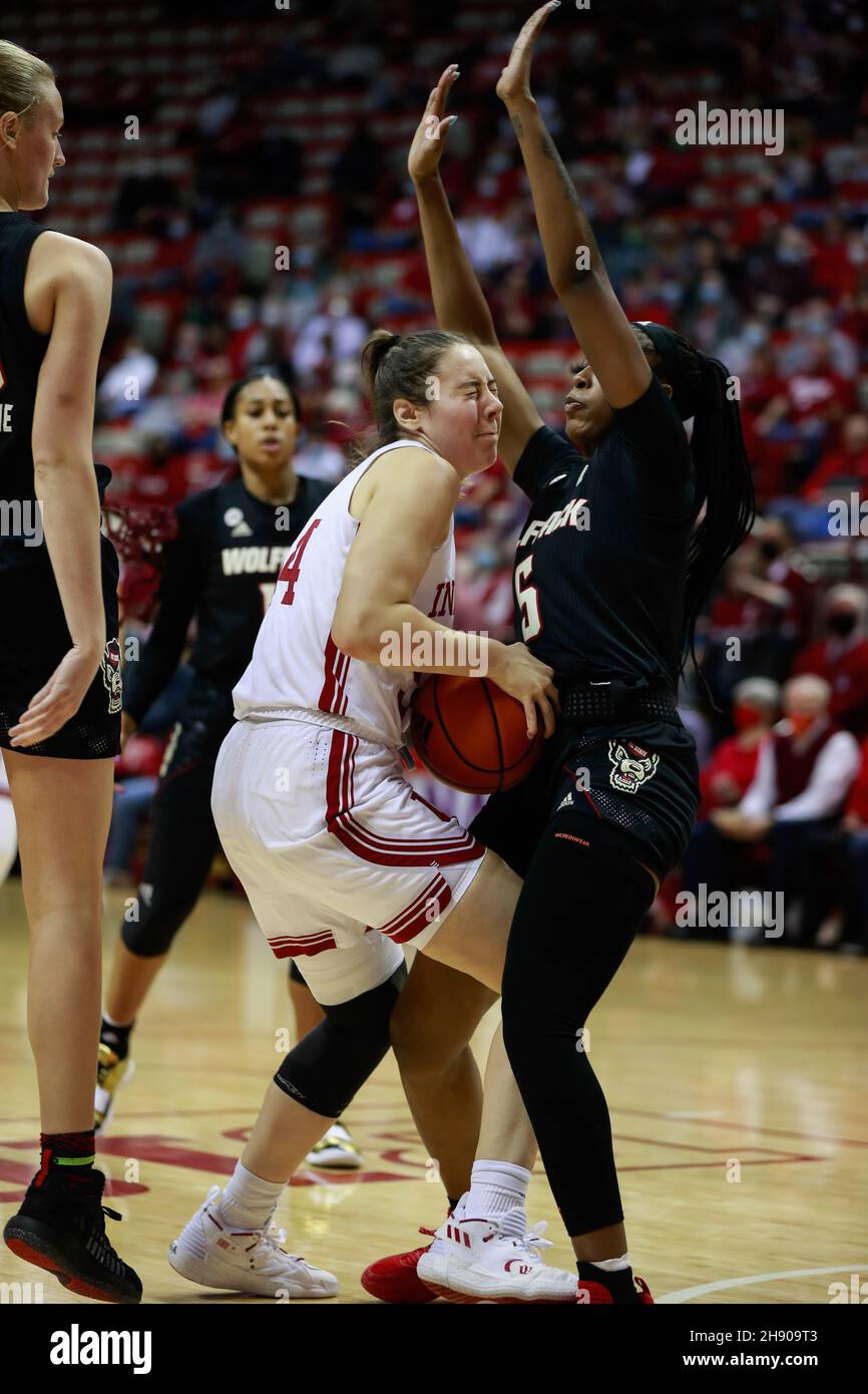 Bloomington, États-Unis.02e décembre 2021.Indiana Hoosiers avance Mackenzie Holmes (C) joue contre le joueur de Wolfpack de l'État de Caroline du Nord Jada Boyd (R) pendant le match de basket-ball féminin de la National Collegiate Athletic Association (NCAA) à Bloomington.Indiana University perdu à l'État de Caroline du Nord 66-58.(Photo de Jeremy Hogan/SOPA Images/Sipa USA) crédit: SIPA USA/Alay Live News Banque D'Images