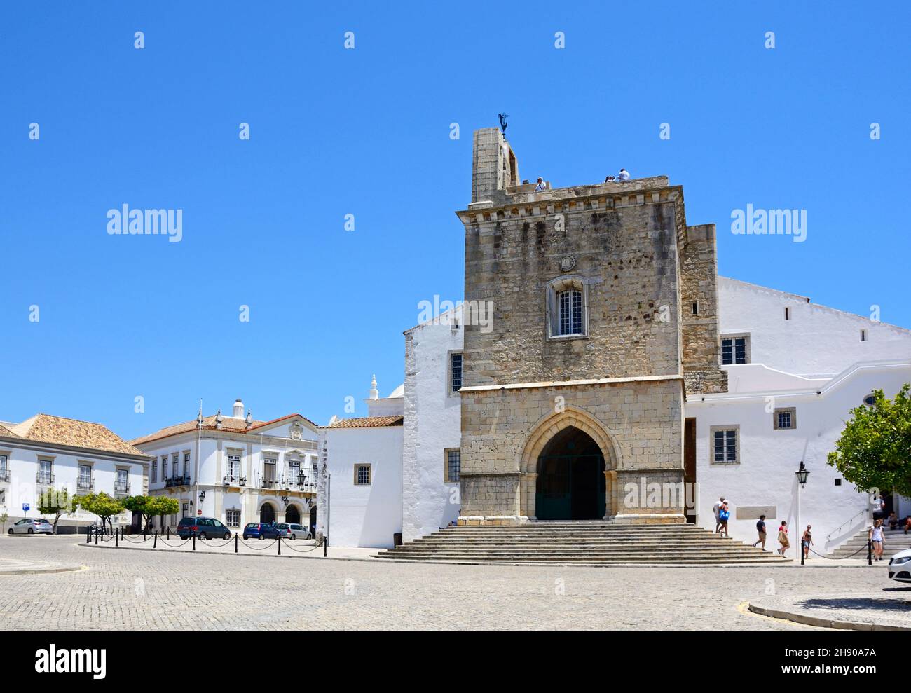 Vue de face de la cathédrale de Faro dans la Praca Largo de se avec l'hôtel de ville à l'arrière à gauche dans le centre-ville, Faro, Algarve, Portugal, Europe. Banque D'Images