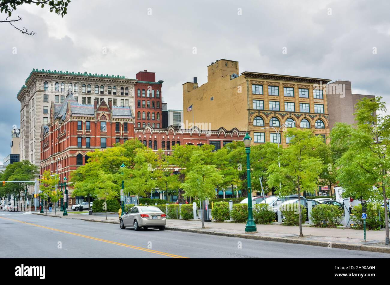 Syracuse, New York, États-Unis – 14 septembre 2016.Vue sur W Washington St à Syracuse, NY, vers le White Memorial Building, le University Building et McCarth Banque D'Images