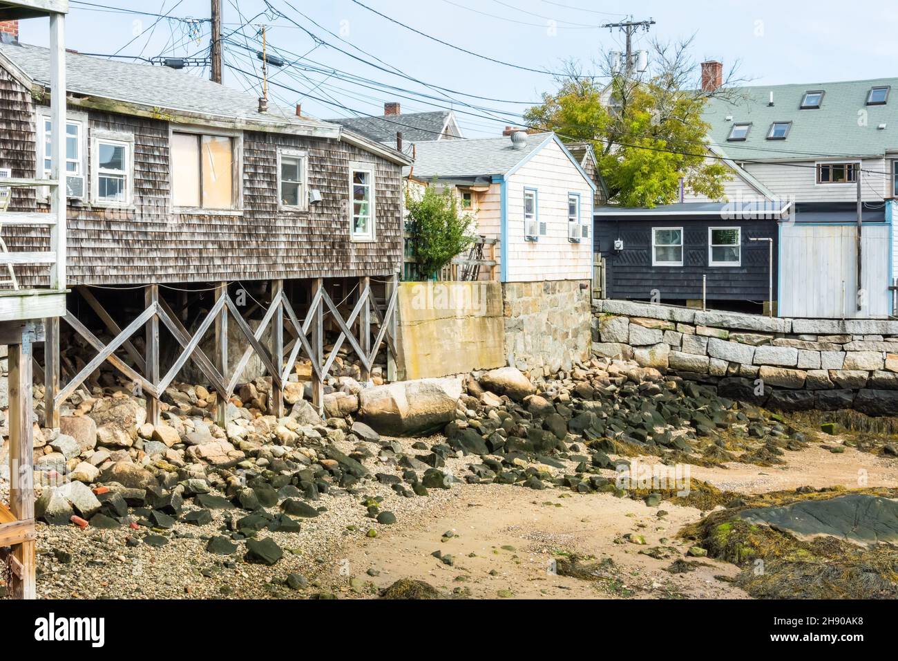 Rockport, Massachusetts, États-Unis d'Amérique – 20 septembre 2016.Bâtiments historiques le long du port de Rockport à Rockport, ma.Vue en basse température Banque D'Images