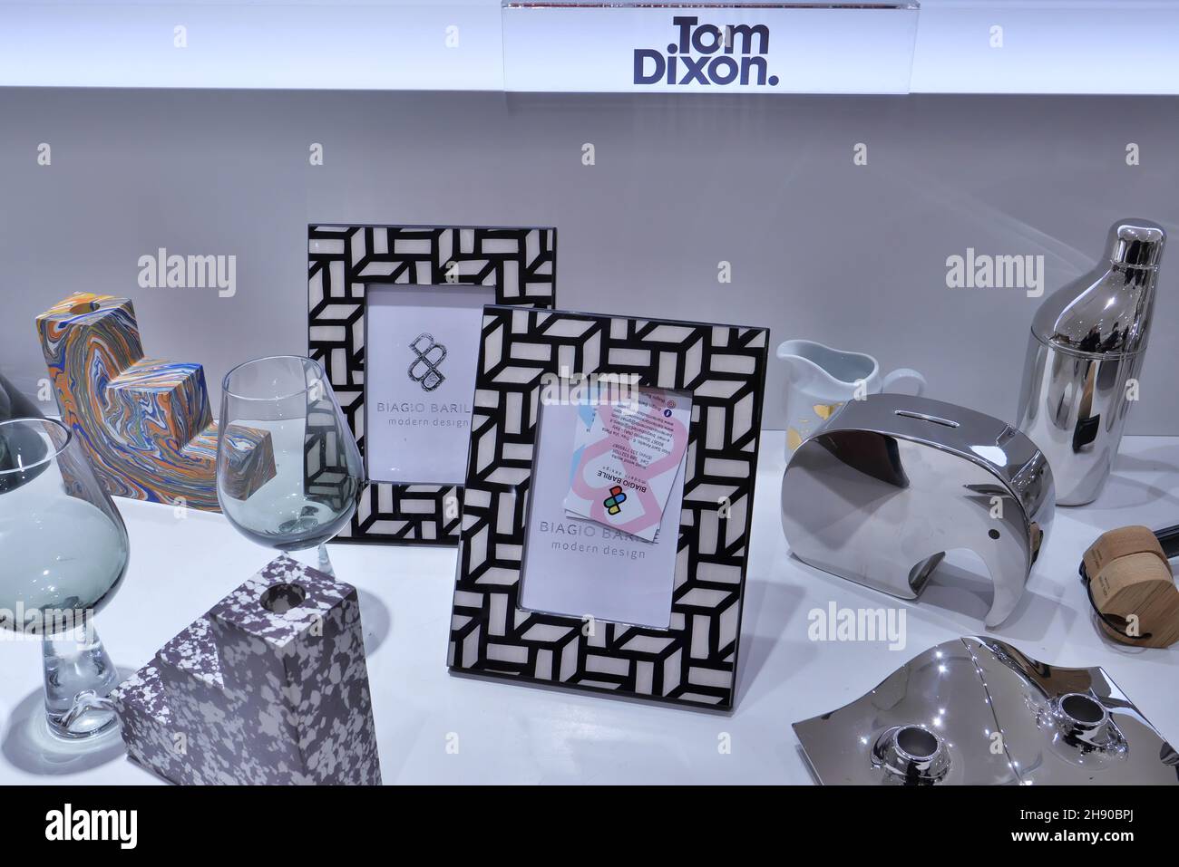 TOM DIXON AFFICHE DES ÉLÉMENTS DE LA MAISON DANS LA BOUTIQUE DE MODE Banque D'Images