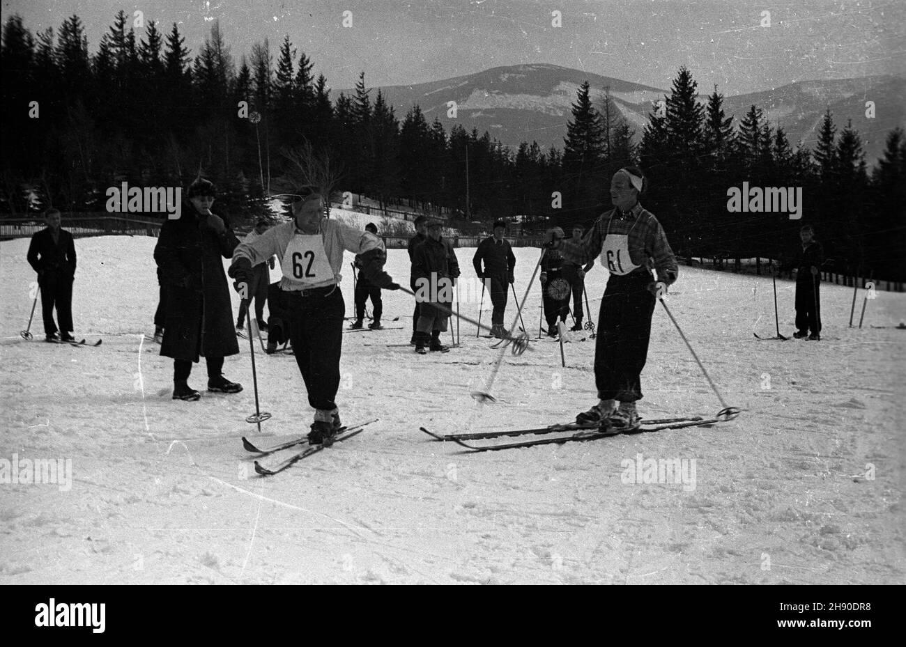 Polska, 1947.Nariarze na trasie. kw PAP Dok³adny miesi¹c i dzieñ wydarzenia nieustalone.Pologne, 1947.Skieurs sur un itinéraire. kw PAP Banque D'Images