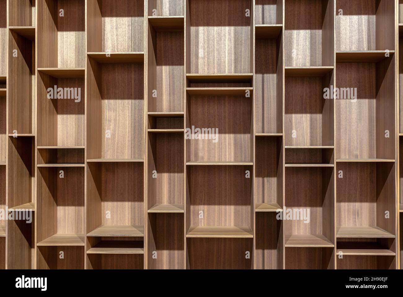 Pleine structure de bibliothèque moderne en bois avec vide géométrique carré et étagères rectangulaires Banque D'Images