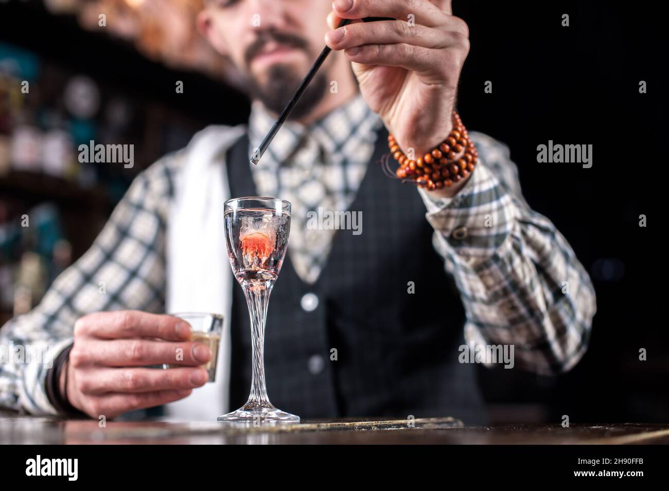 Un barman expérimenté prépare un cocktail au bar Banque D'Images
