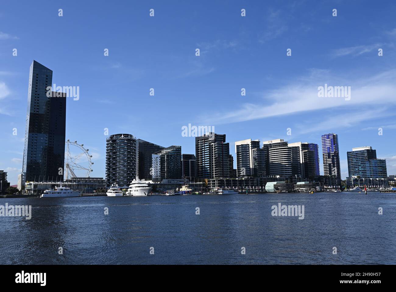 Vue sur le front de mer, avec des bateaux en premier plan, dans le quartier des Docklands de Melbourne, au cours d'un après-midi ensoleillé d'été Banque D'Images