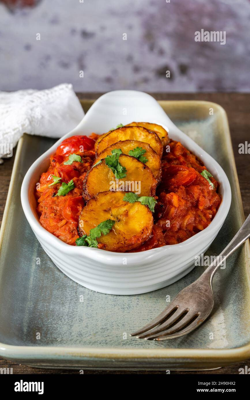 Le riz Jollof au plantain frits est un plat épicé de riz végétarien africain Banque D'Images